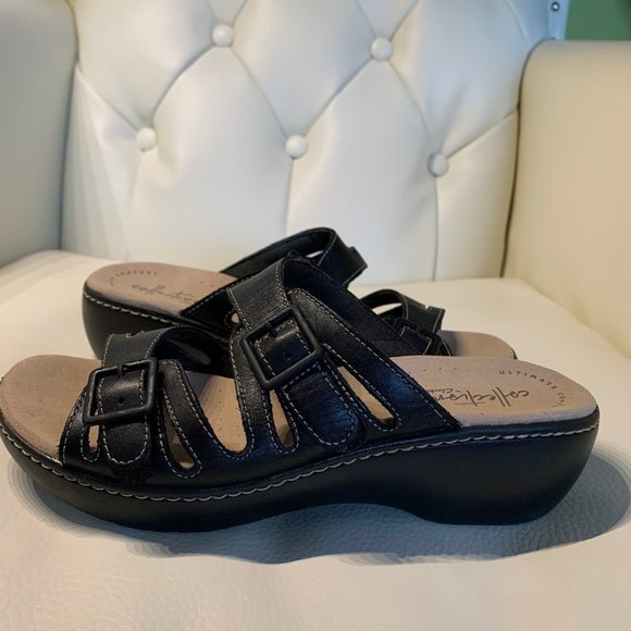 Clarks Collection Sandal,7M, Like new, Black, Velcro adjustment, So comfort sole - Picture 7 of 10